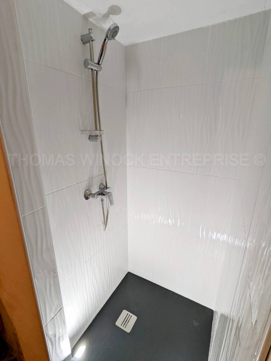 rénovation d'une salle de bain espace douche par Winock ENtreprise à Martigues